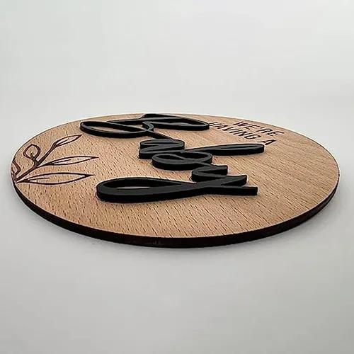 Vista 4 de Letrero de anuncio de embarazo con texto en inglés "We Having a Baby" Disco redondo de anuncio de madera con letras 3D negras decorativas