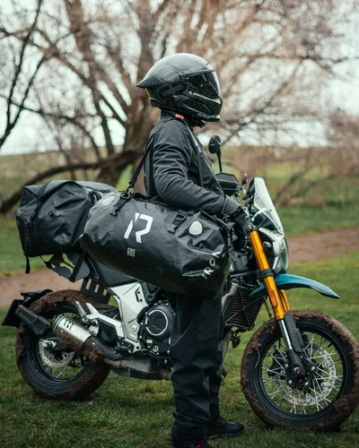 Vista 2 de IRON JIA'S Bolsa Seca para Motocicleta – Bolsa de Lona Impermeable y Bolsa Trasera de Equipaje, Bolsas de Sillín con Cierre Superior Enrollable