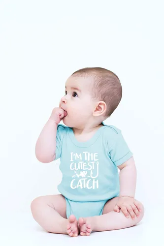 Vista 2 de CBTwear I'm the Cutest Catch - Divertido traje de pesca - Lindo traje de bebé de una pieza