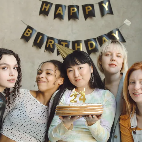 Vista 4 de Vela de cumpleaños número 8 Velas de número 3D diseñadas con corona para decoración de pasteles 8 velas doradas