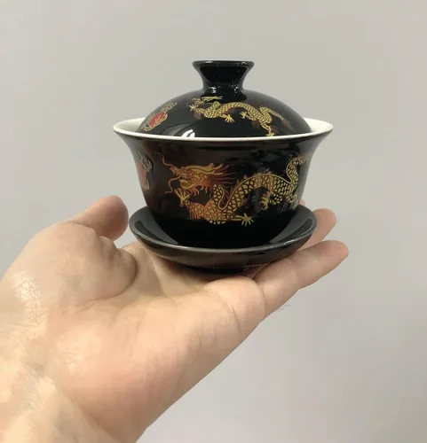 Vista 2 de Taza de té de porcelana Kung Fu y platillo con tapa, juego de té tradicional chino Gaiwan Sancai con patrón de dragón (negro)