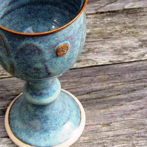 Vista 5 de Copa de vino hecha a mano esmaltada a mano con sello celta único en Irlanda, 7 pulgadas de alto, verde